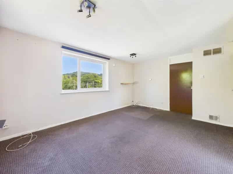 2 Bedroom Flat For Sale Near Frizinghall Station