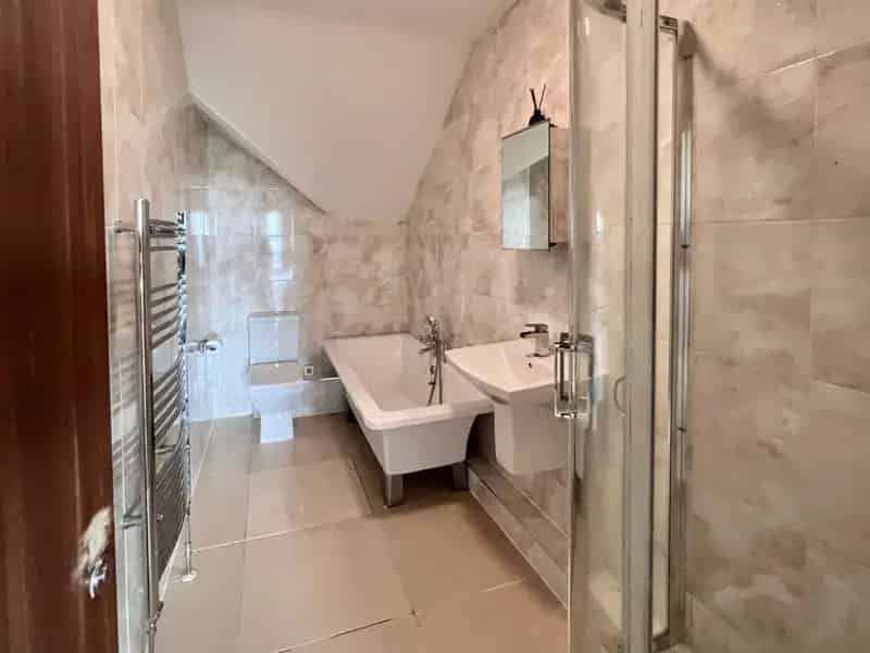 2 Bed Top Floor Flat Stunning Egerton Park Views
