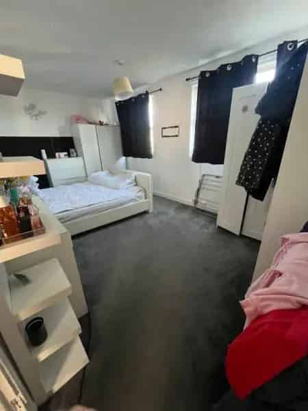 Large 2 Bedroom Flat with Huge Garden and Shed