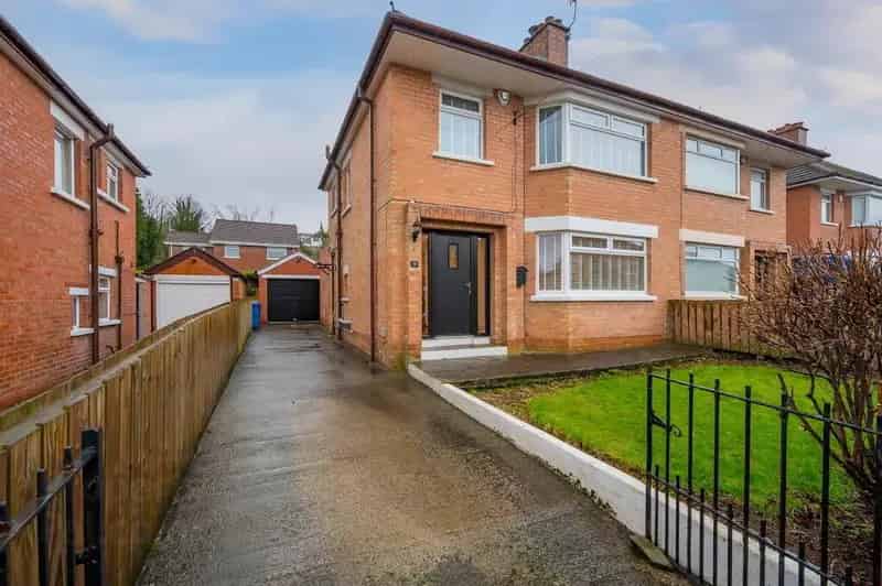 3 Bed Semi-Detached Home Modern Kitchen Garage Driveway Parking