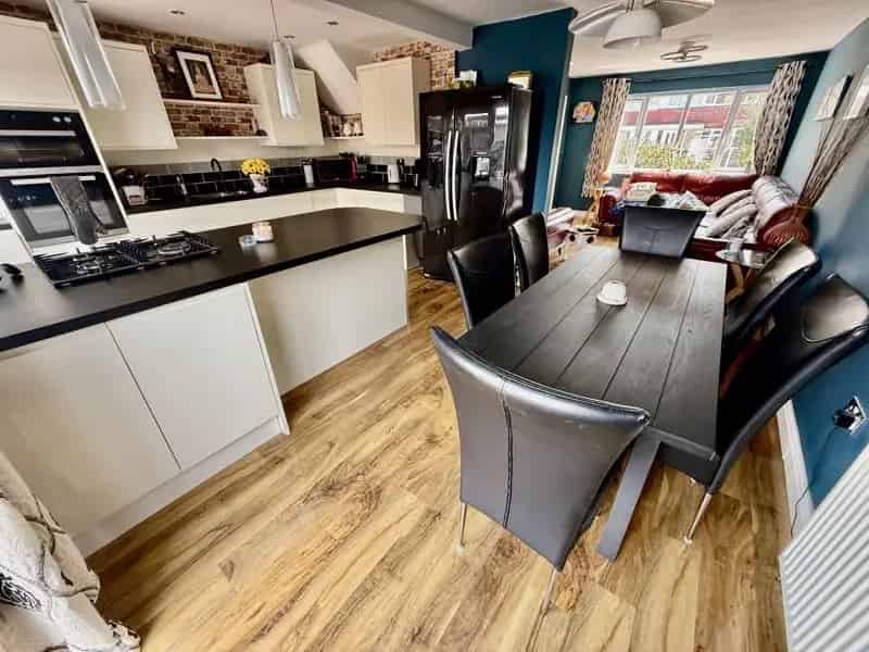 3 Bedroom Terraced House to Rent Near Amenities