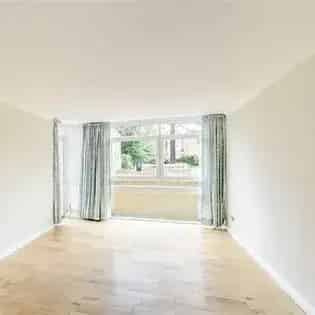 2 Double Bedroom Riverside Apartment with Pool and Tennis Court