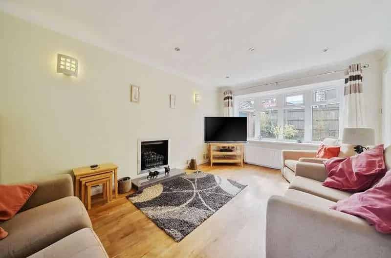 4 Bed Detached House for Sale in Hindhead