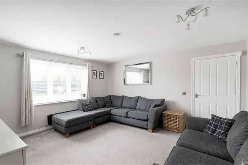 4 Bed House - Detached with 2 Reception Rooms