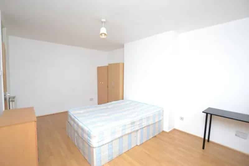 4 Bedroom Maisonette Mile End East London - September Let
