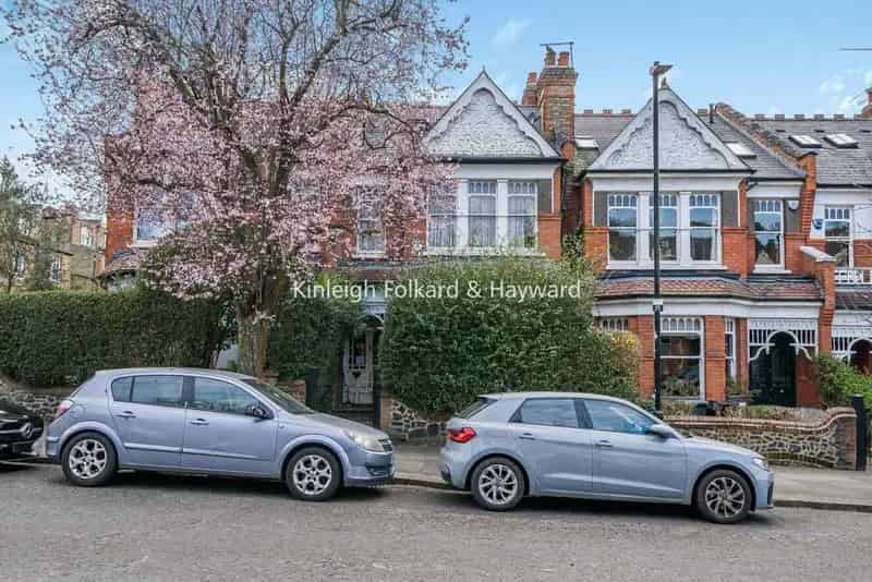 Spacious 5-Bedroom Edwardian House with 63ft Garden
