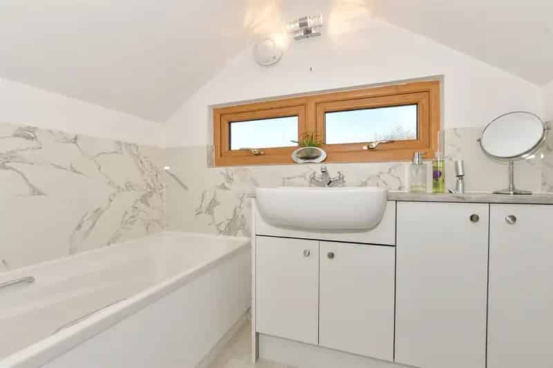 3 Bedroom Detached Bungalow Near Botany Bay