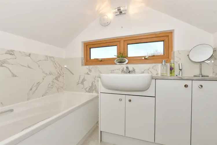 3 Bedroom Detached Bungalow Near Botany Bay