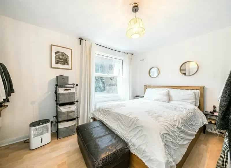 One Double Bedroom Apartment Near Victoria Park Chain Free