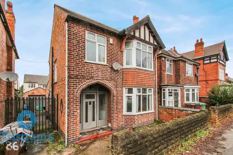4 Bedroom Semi-Detached House Near Queens Medical Centre
