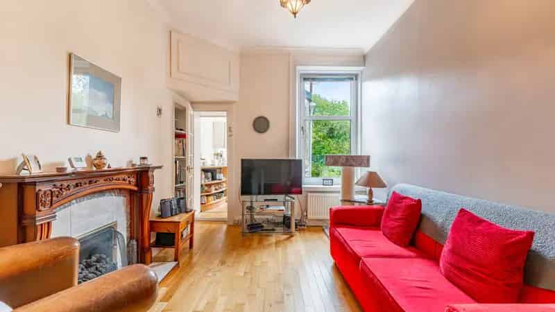 Two-Bedroom Flat in Jordanhill School Catchment Area