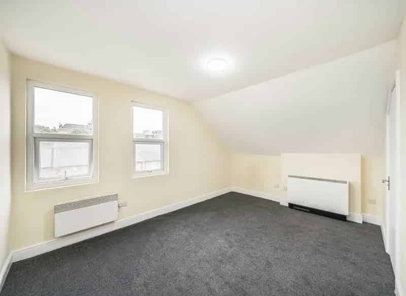Top Floor Studio Flat Central Ealing Newly Refurbished