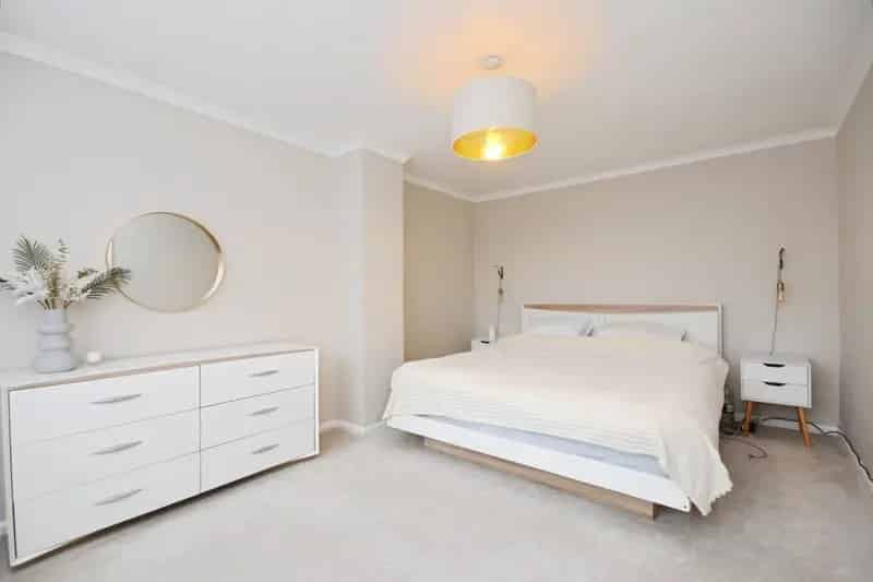5 Bed Detached House with Large Garden and Driveway