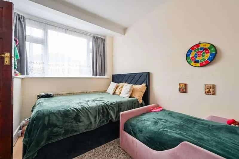 3 Bed House for Sale Near King George V Park