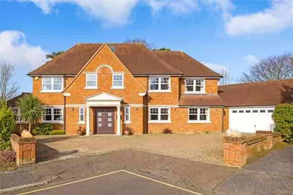 5 Bedroom Detached House with 5 En-suite Bathrooms and Double Garage