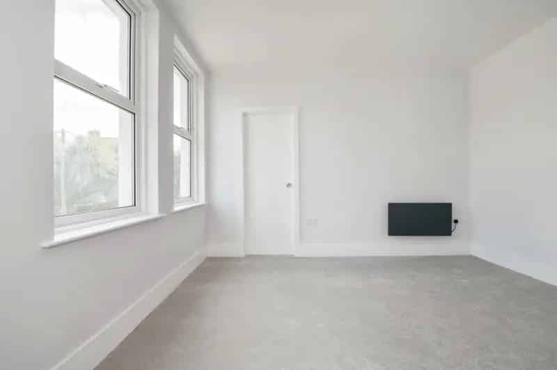 2 Bedroom Maisonette For Sale Near Shops and Schools
