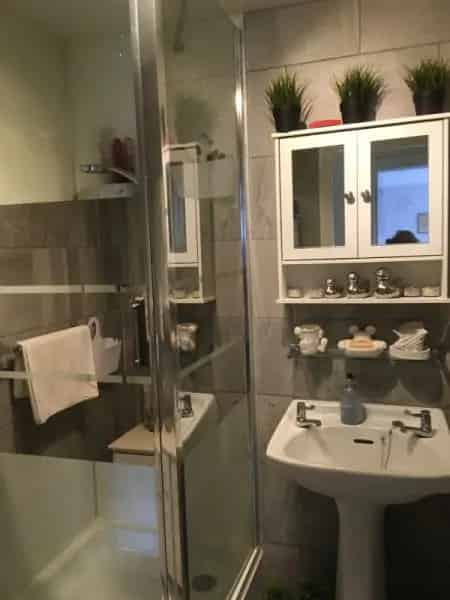 5th Floor 2-Bedroom Flat Bright Spacious Well Maintained