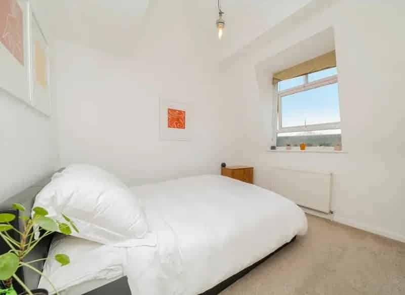 Bishops Park 2-Bed Apartment High Ceilings Mezzanine Balcony