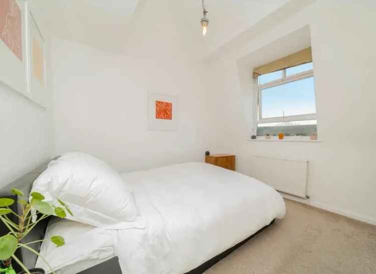 Bishops Park 2-Bed Apartment High Ceilings Mezzanine Balcony