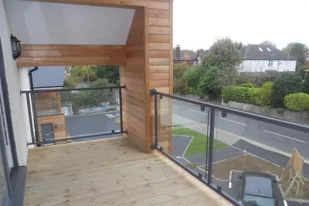 Kennington 2-Bed Apartment with Balcony and Parking