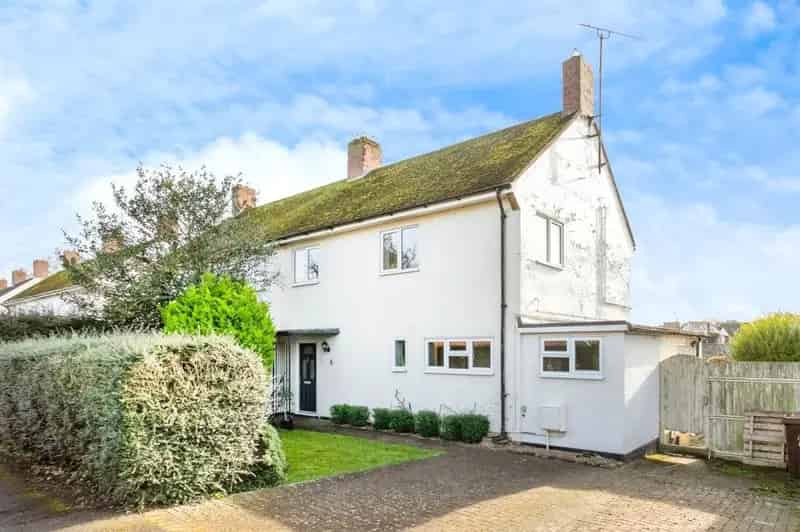 Spacious Three-Bedroom Semi-Detached Home with Large Garden