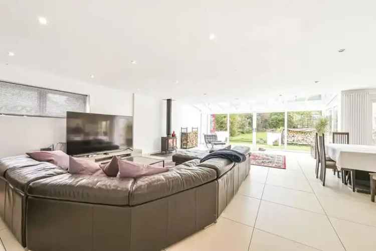 5 Bedroom Detached House for Sale in Hadley Wood