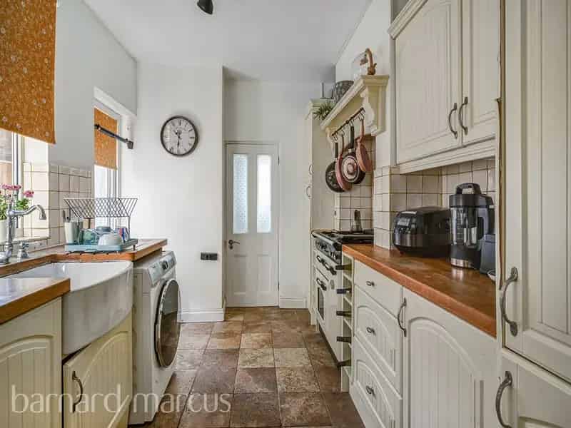 Charming 1-Bedroom Garden Flat with Period Features