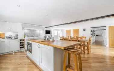 Spacious Family Home in Teigngrace, South Devon