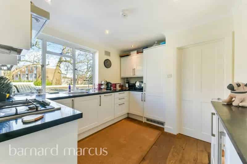 3 Bedroom Apartment in Art Deco Building with Parking and Tennis Courts