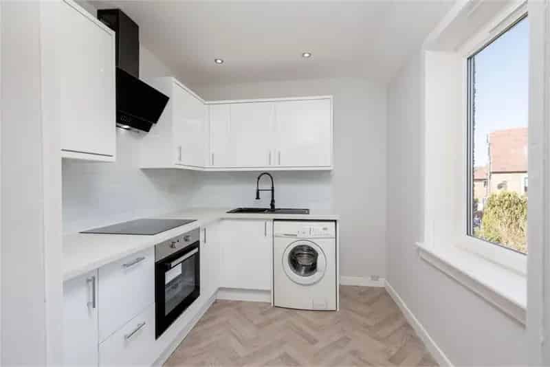 2 Bed Flat Colinton Mains  Refurbished Upper Villa Flat
