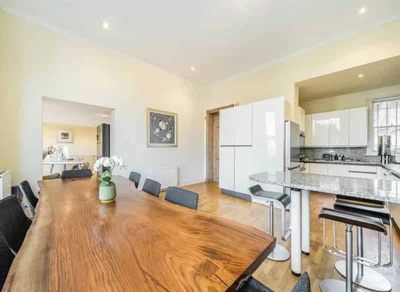 Four Double Bedroom Maisonette in Italianate Villa