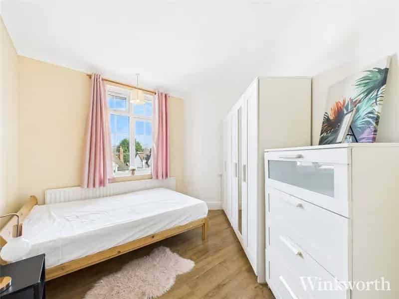3 Bedroom Flat near Northfields Station London