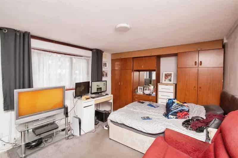 Investment Property: 2 x 1-Bed Flats 6 Studio Apartments 3 Garages