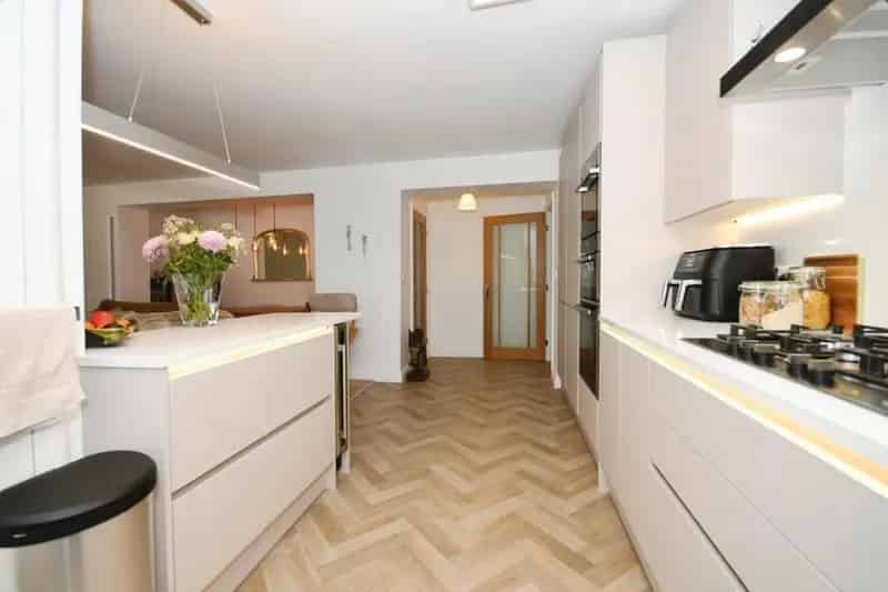 2 Bedroom Flat for Sale - Fully Refurbished