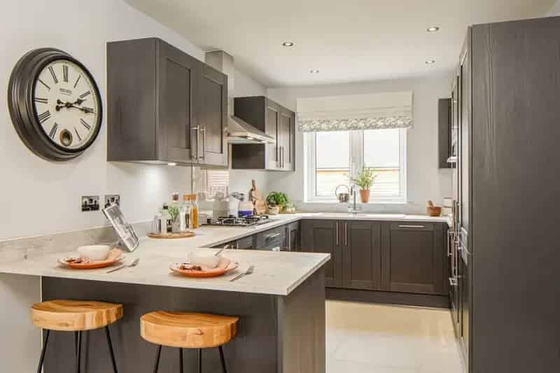 4-Bedroom Detached House with Integral Garage and En-Suite Bathrooms