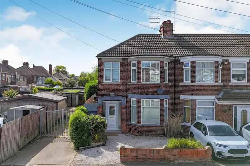 3 Bedroom End Terrace House For Sale
