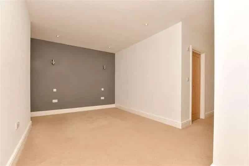 2 Bed Flat for Sale Near Station