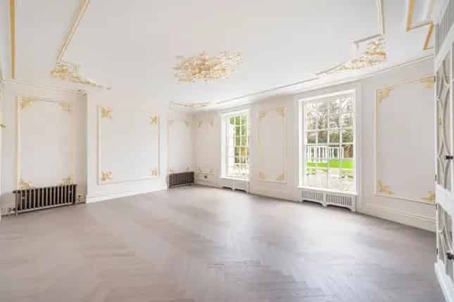 Detached House for Sale in Hampstead N2