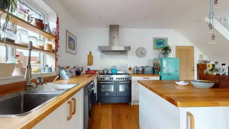 6 Bedroom Detached House for Sale