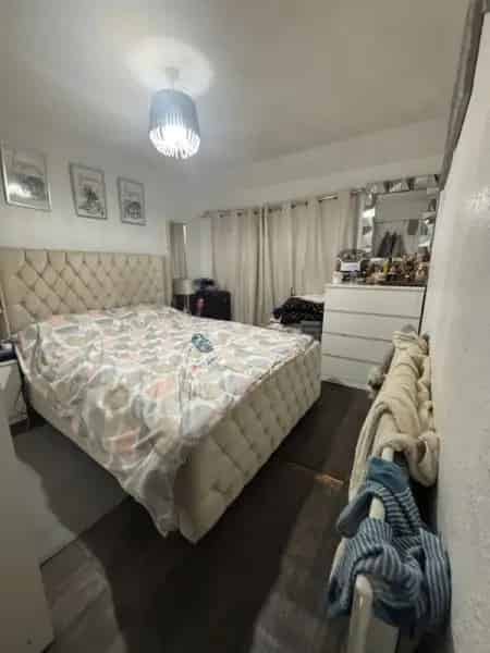 2 Bedroom House with Front and Back Gardens and Utility Room