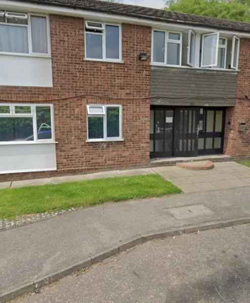 2 Bedroom Apartment Burnham on Crouch New Carpets Communal Garden