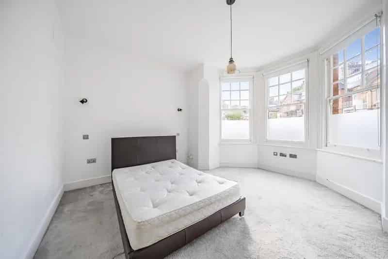 3 Double Bedroom Period Conversion with En-Suite Bathrooms and Private Garden