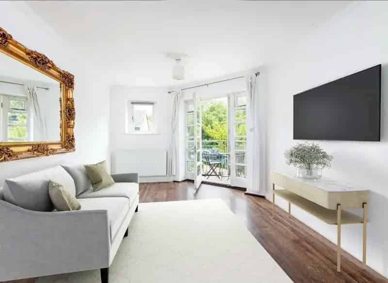 Two Double Bedroom Apartment near Victoria Park Canal View Parking