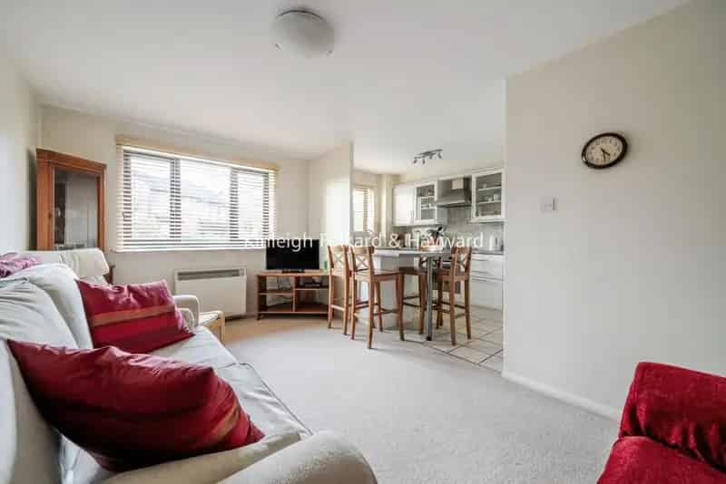 1 Bedroom Ground Floor Apartment with Parking
