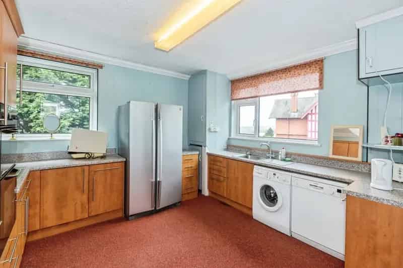 2 Bedroom Flat for Investors and Over 55s - Modernisation Needed