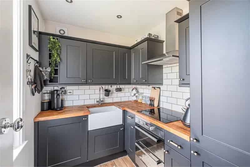 2 Bed Flat Upper Villa with Driveway and Private Gardens