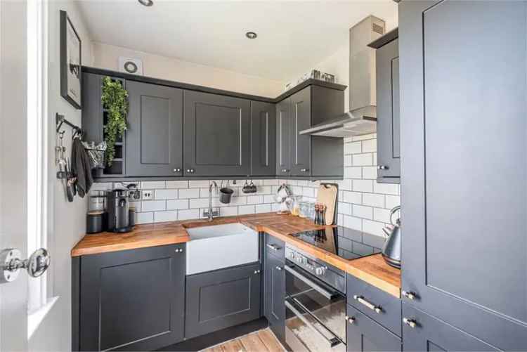 2 Bed Flat Upper Villa with Driveway and Private Gardens