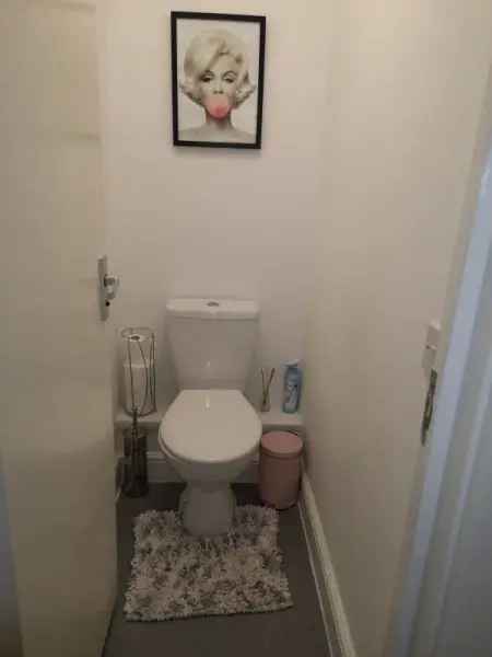 Flat For Rent in Salisbury, England