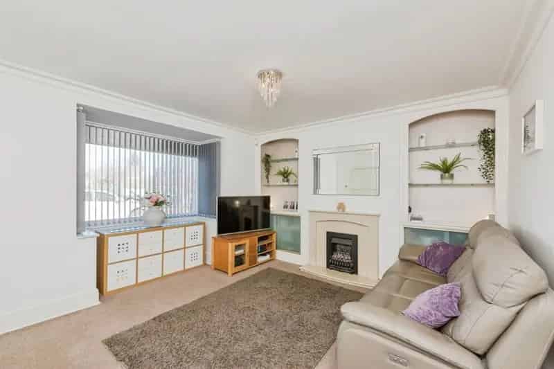 3 Bed Semi Detached House Extended Family Home Excellent School Catchment