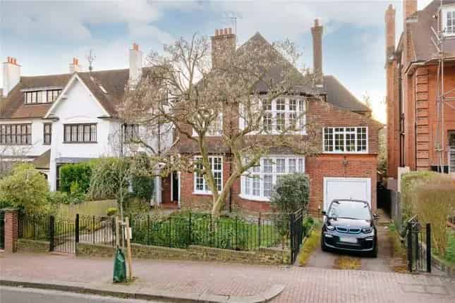 Detached House for Sale in Hampstead NW3 - 5574 sq ft